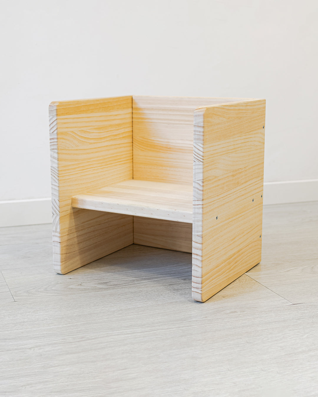 Chaise en bois triphasée 