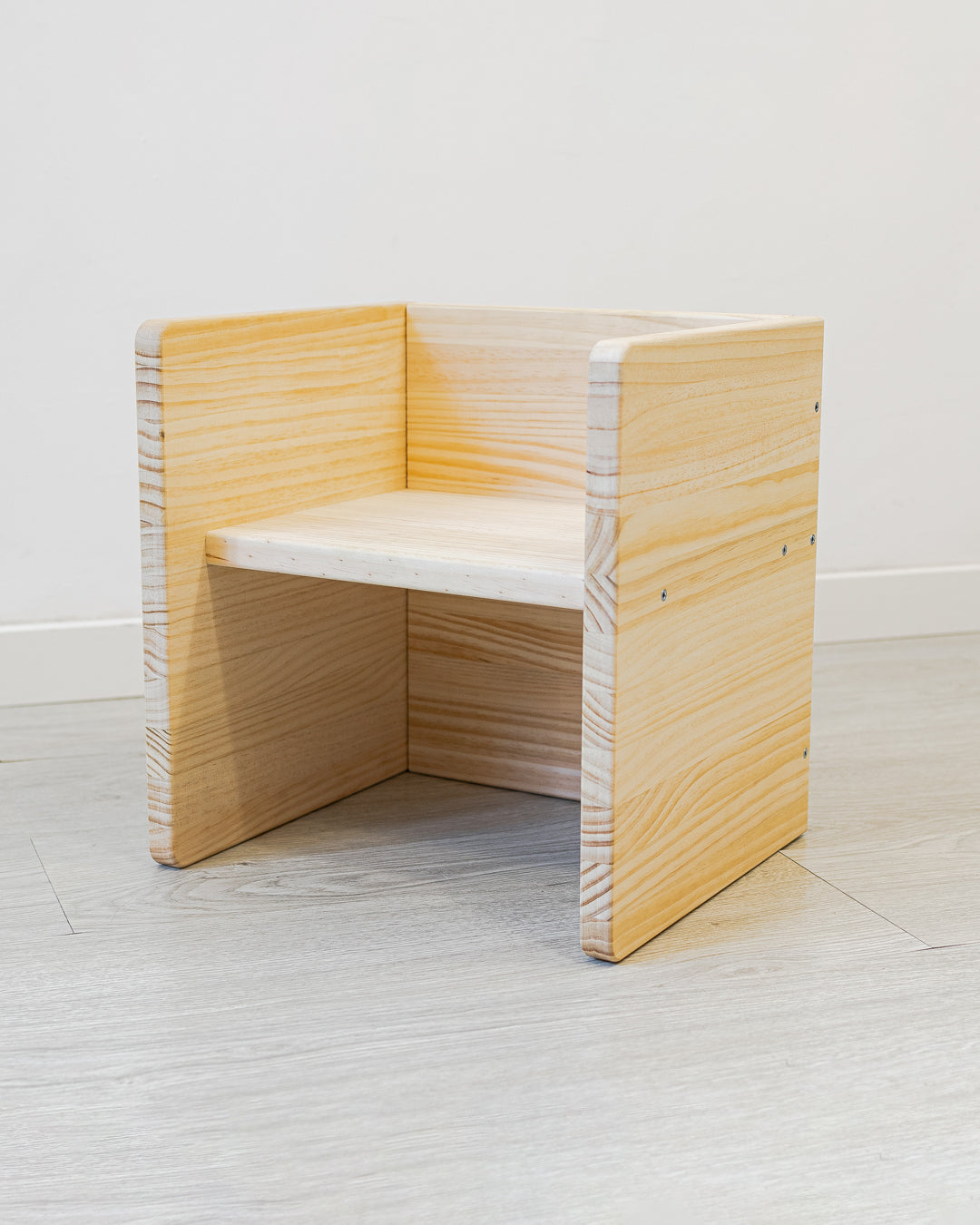 Chaise en bois triphasée 